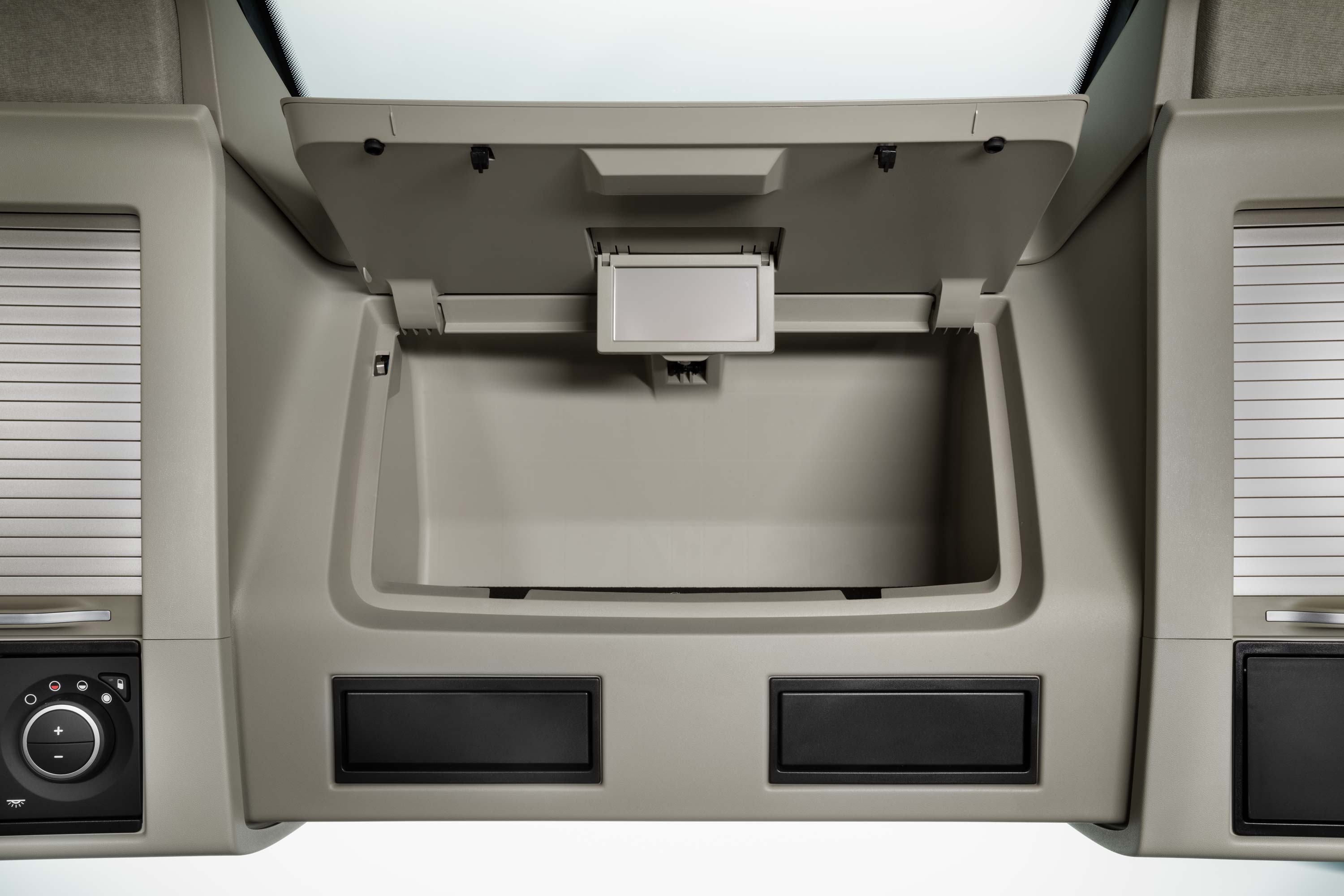 Obilje praktičnog prostora za pohranu u kabini kamiona Volvo FH16.